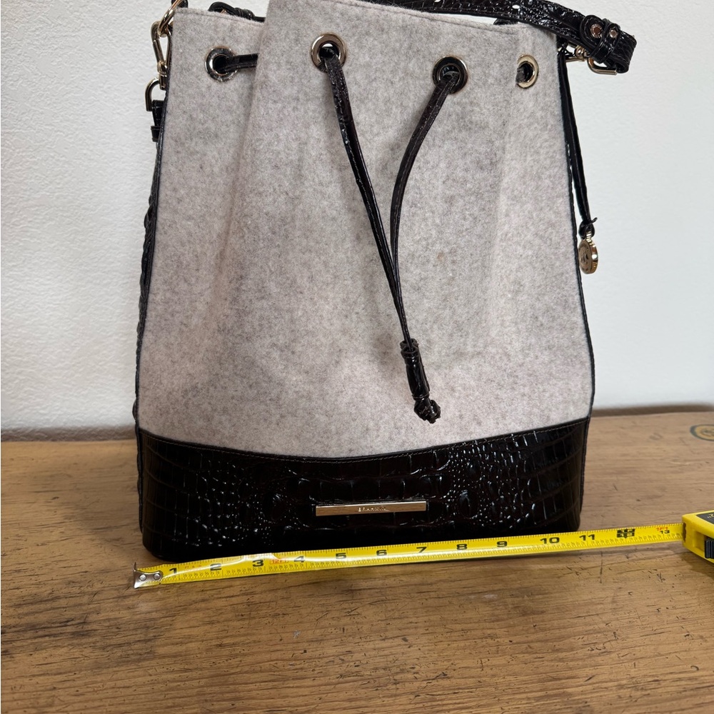 Brahmin Marlowe Bucket Bag. Unique Off White Wool and Dark Brown Crock. - Picture 11 of 15